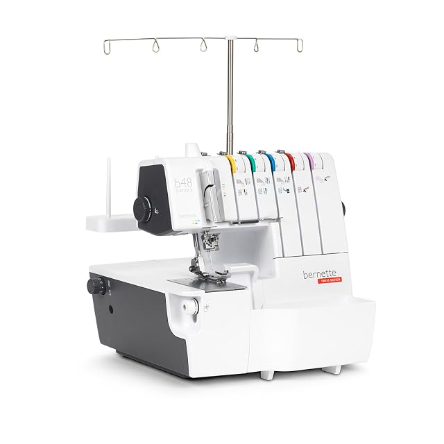 Machine combinée surjeteuse et recouvreuse Bernette b48 Funlock, vue de trois quarts avant