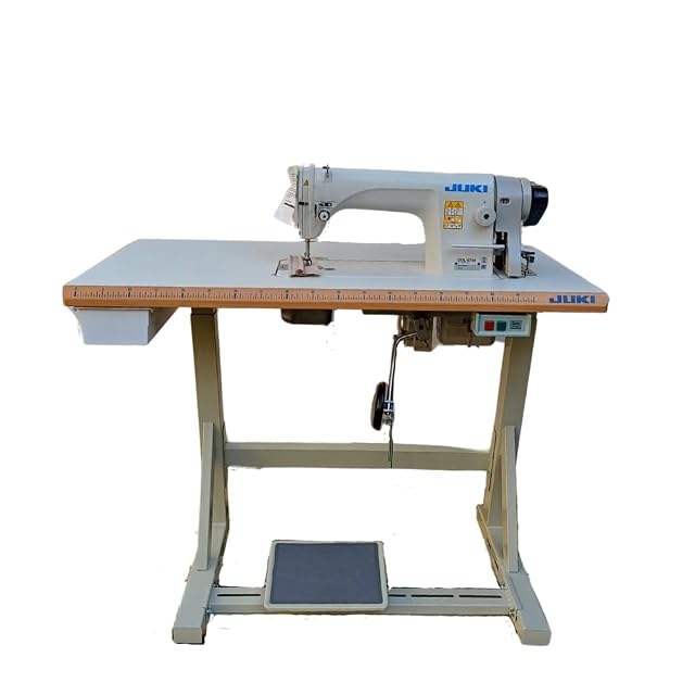 Machine à coudre industrielle à point droit Juki DDL-8700 sur son bâti, vue de trois quarts avant
